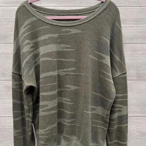 Zoe + Liv Camo Long Sleeve Top – Size XL